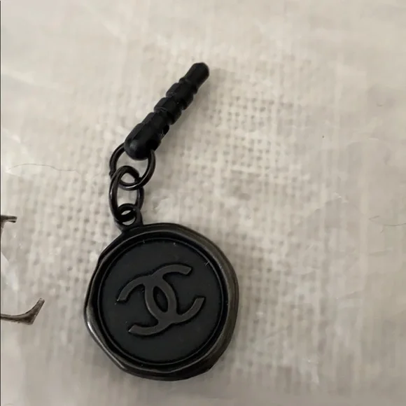 Cute Chanel charm - Picture 5 of 13
